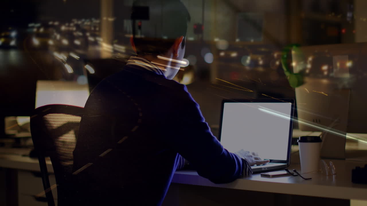 Animação de empresário asiático usando computador sobre processamento de dados e paisagem urbana