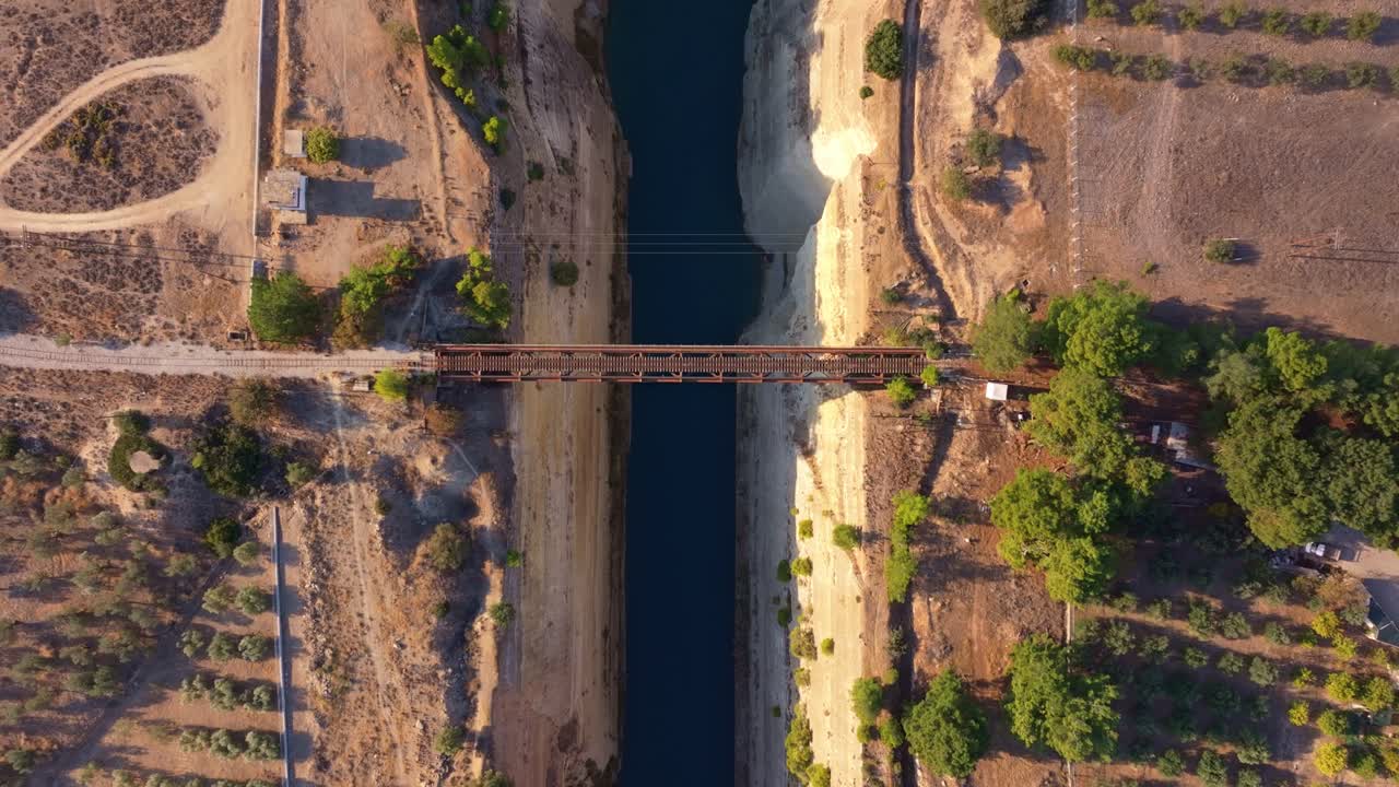 Vue aérienne d'un corridor de canal avec une voie navigable scintillante, Grèce