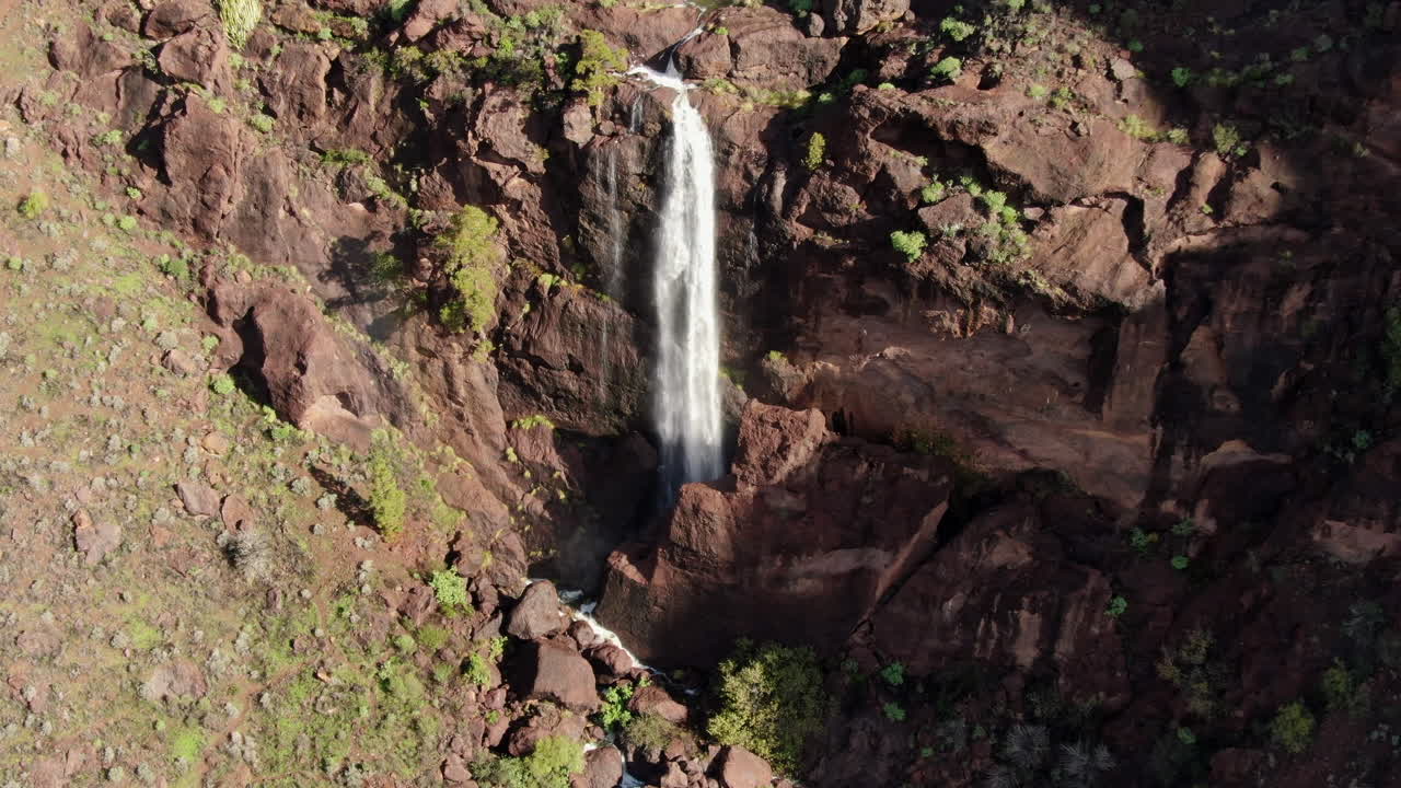 fantástica toma aérea de cerca de una hermosa cascada en las montañas y causada por las fuertes lluvias del ciclón hermine en la isla de gran canaria recientemente