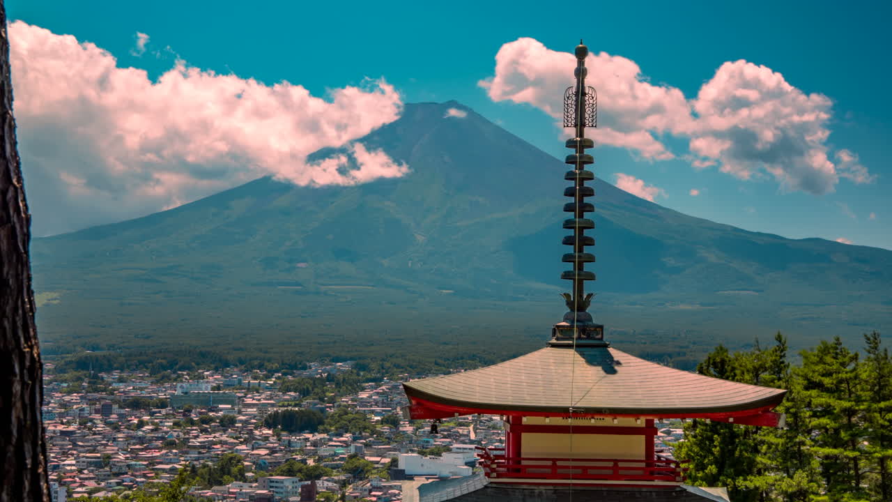 Fuji-bjerget og Chureito Pagoda buddhisttempel i Japan, timelapse med skyer og blå himmel.