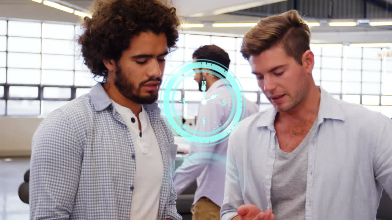 animación del reloj sobre diversos colegas de negocios masculinos hablando en la oficina