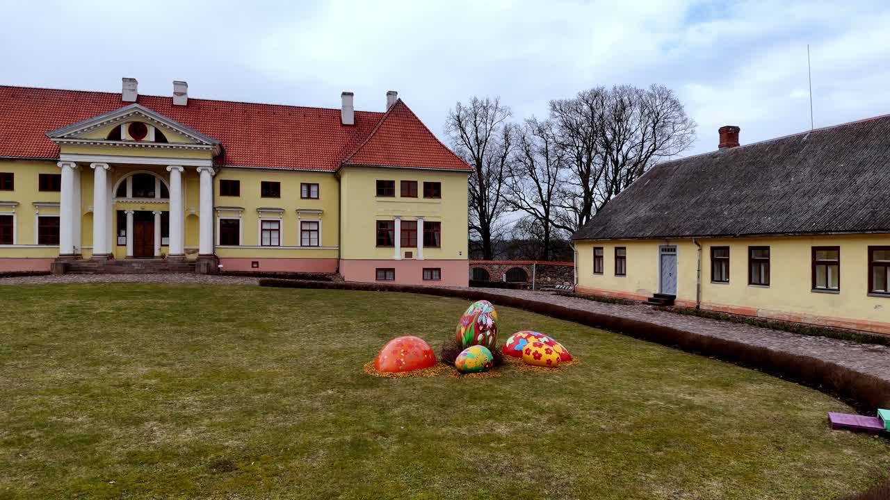 에스토니아, 라트비아 에서 부활절 축하 를 위해 다채로운 거대 달 으로 장식 된 두르베 성 정원
