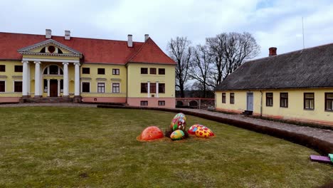 Jardín-Del-Castillo-De-Durbe-Decorado-Con-Coloridos-Huevos-Gigantes-Para-La-Celebración-De-Pascua-En-Estonia,-Letonia