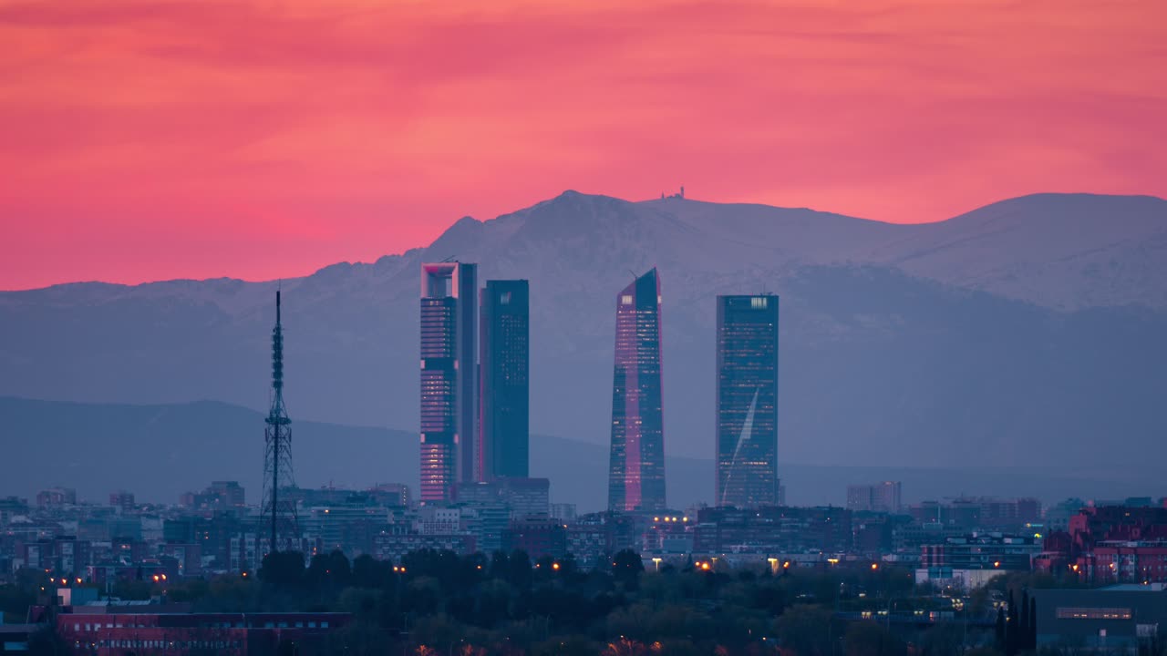timelapse del horizonte de madrid con 5 torres área de negocios ctba y nevados picos de la sierra como fondo puesta de sol día a noche time-lapse