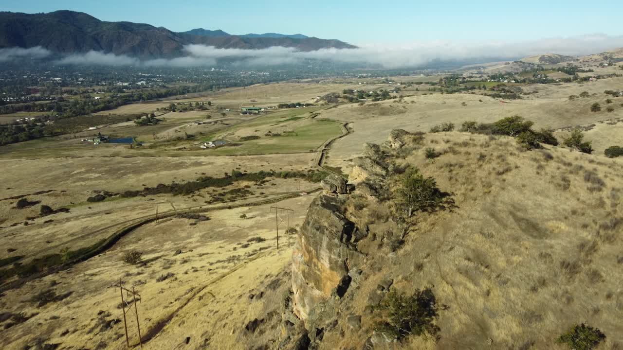 volando sobre pompadour bluff en ashland, oregon, estados unidos