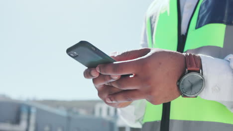teléfono, ciudad e ingeniería manos en el edificio