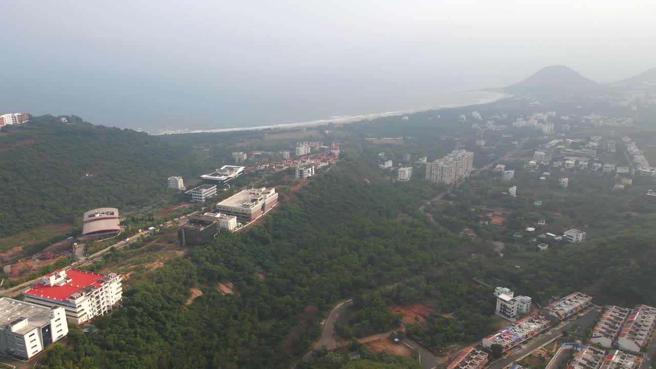hermosa vista en vishakhapatnam árboles verdes y hermoso mar amanecer pueblo de puesta en marcha, pueblo de puesta en marcha, pedda rushikonda, rushikonda, visakhapatnam, andhra pradesh drone shot air view birds eye