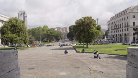 Columnas-De-Mármol-Blanco-Y-Revelación-Del-Paisaje-Urbano-De-Génova,-Vista-Frontal-De-La-Plataforma-Rodante