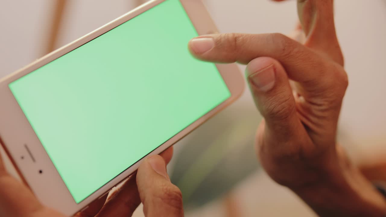 사진 을 보기 위해 휴대 전화 를 사용하는 젊은 남자