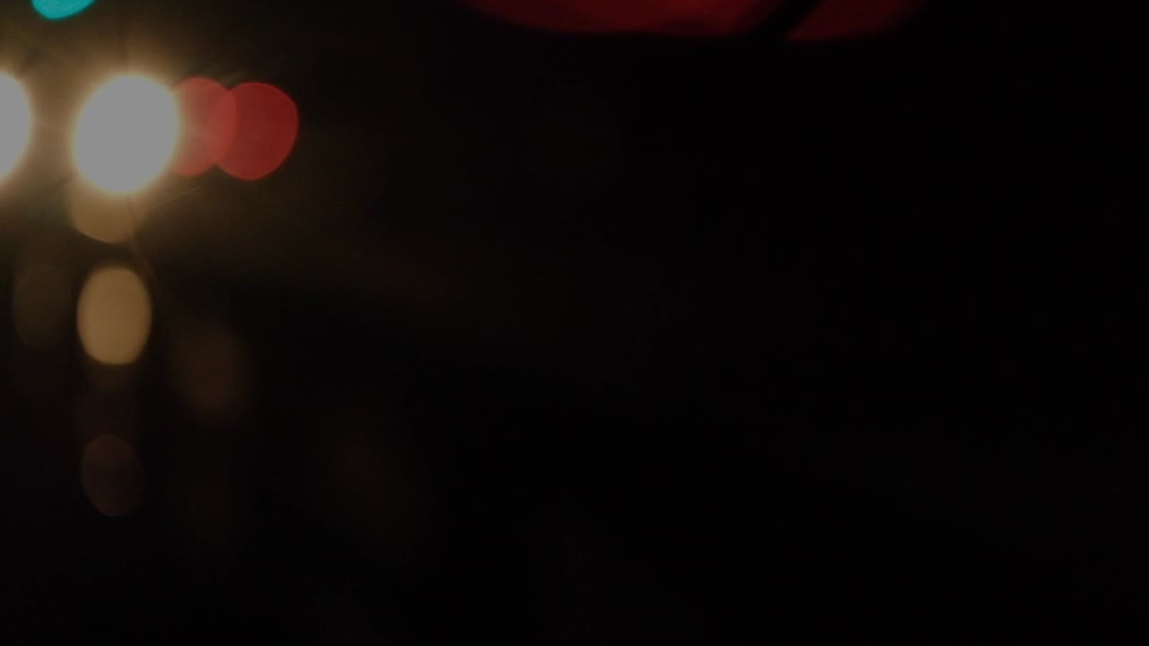 bellas imágenes abstractas de luces traseras de automóviles y señales de tráfico tomadas de un paso elevado por la noche