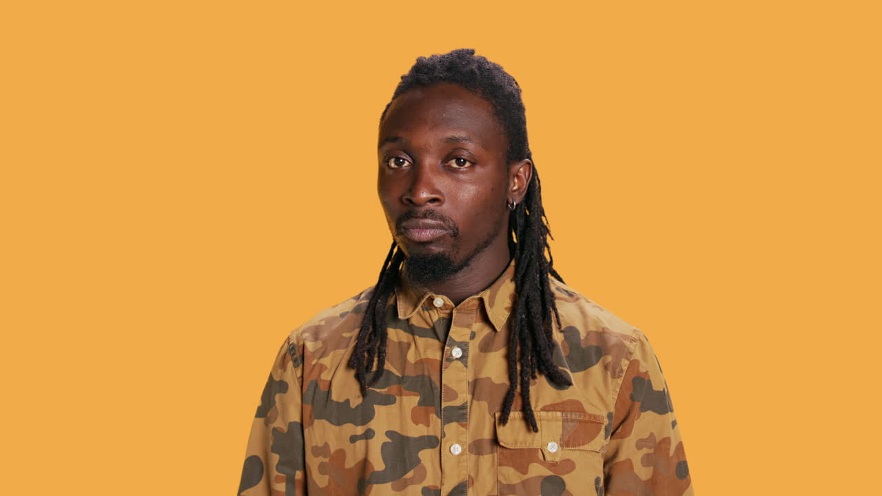 уверенный взрослый кричит перед камерой в студии