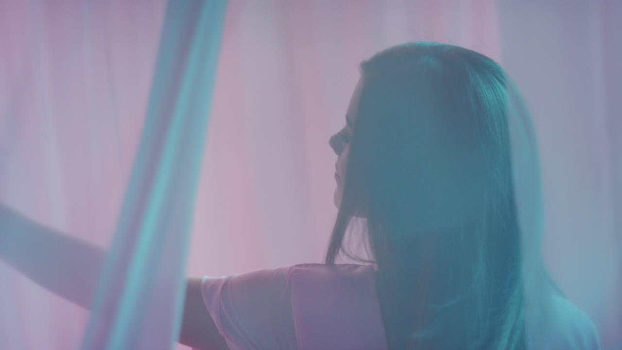 fantasía multicolor hermosa mujer joven bailando entre cortinas elegante mujer sensual disfrutando de la belleza juguetona bailando en un fondo colorido