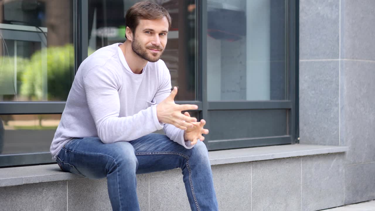 pulgares hacia arriba por la mujer de negocios sentada fuera de la ventana de la oficina