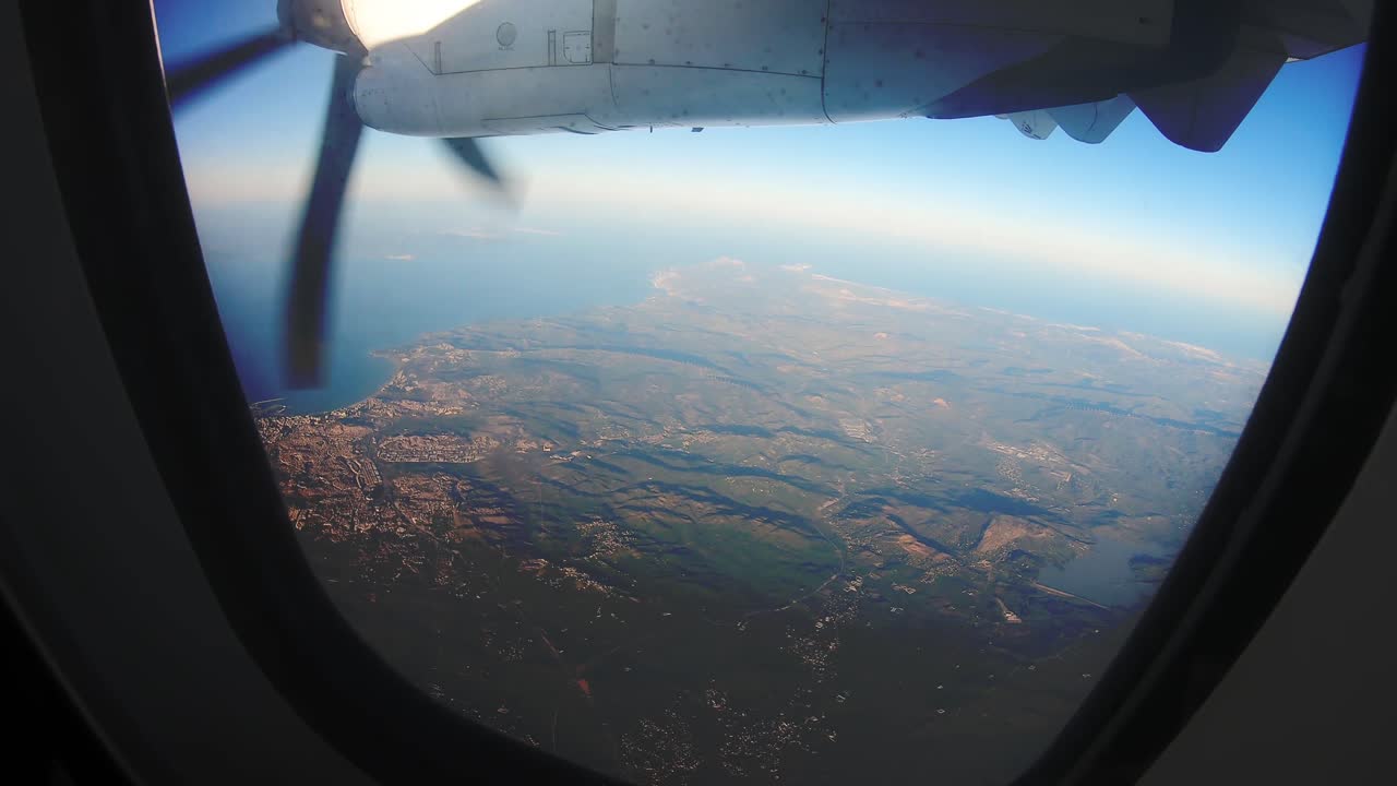 Primer plano: Hélice de avión pequeño girando durante un vuelo