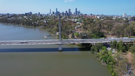 el puente eleanor schoenell a través del río brisbane en queensland, australia