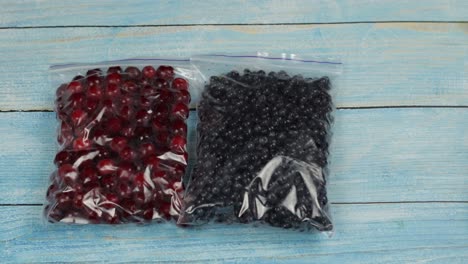 Pakete-Mit-Blaubeeren,-Kirschen-Und-Himbeeren-In-Plastiktüten-Mit-Reißverschluss-Zum-Einfrieren.-Lebensmittel-Aus-Gefrorenen-Beeren