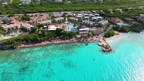 órbita aérea panorámica alrededor de las casas de la finca con vistas a la playa de karakter curacao