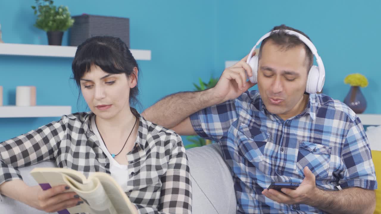 결혼 한 부부 가 집 에서 사회적 인 시간 을 보내고 있다.