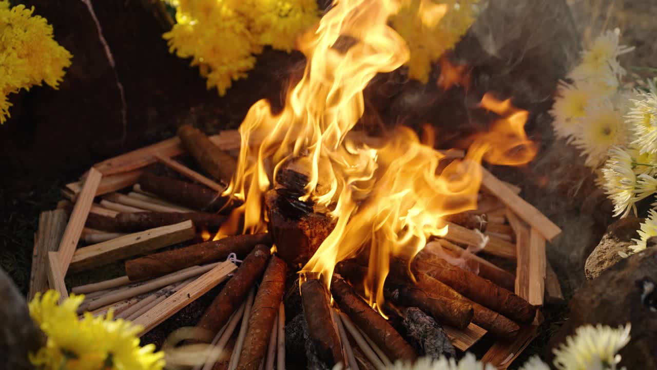Helig eldstad med offergåvor under en traditionell mayaritual.