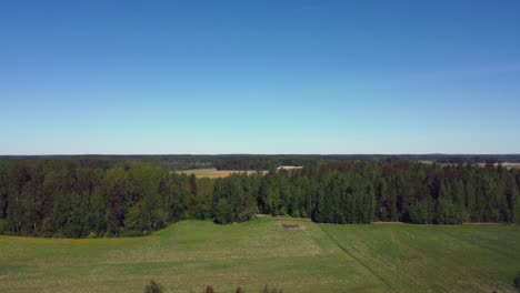 Elevaciones-Aéreas-Sobre-Una-Mezcla-De-Bosques-Boreales-Y-Campos-Agrícolas-Del-Norte.