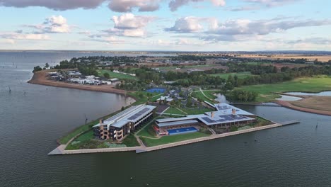 Antena-Acercándose-Al-Complejo-Hotelero-Sebel-Desde-Arriba-Del-Lago-Mulwala-En-Yarrawonga