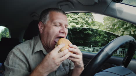 Der-Fahrer-Isst-Fast-Food-Im-Auto