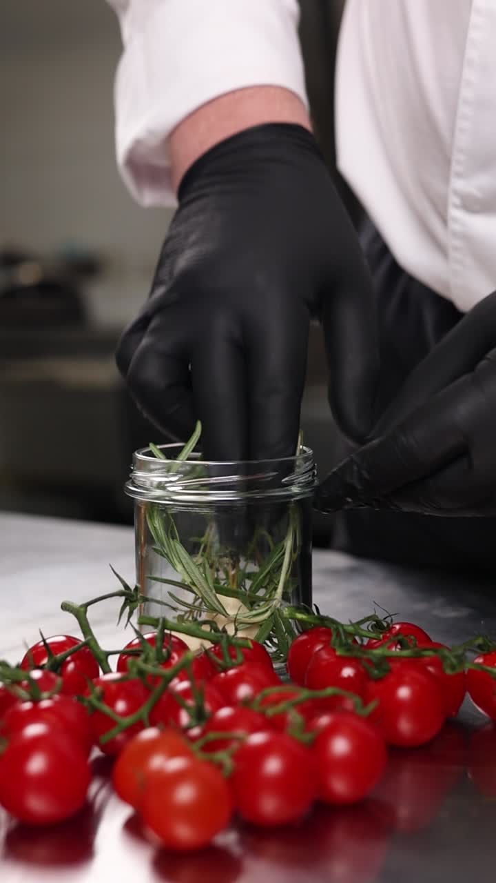 chef preparando tomates conservados con hierbas
