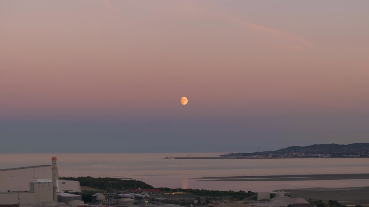 더블린 항구에서 달이 뜨는 - 4k 영화 드론 영상 - co