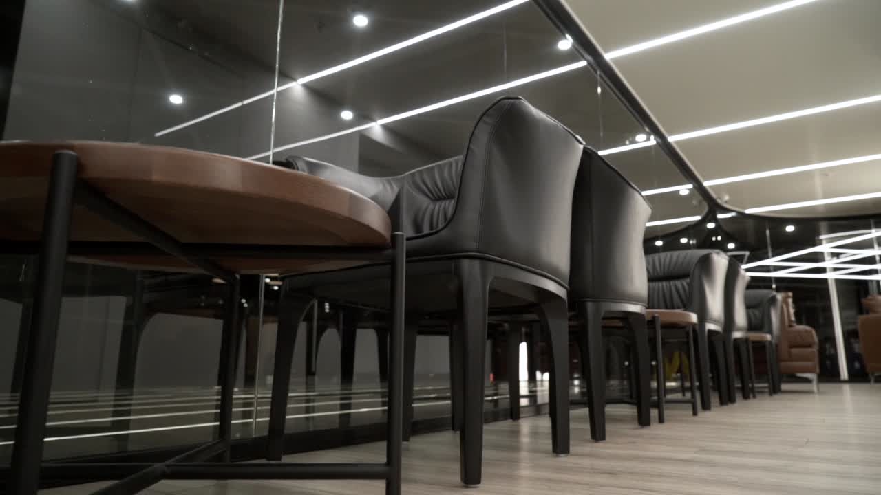 현대적인 인테리어에서 현대적인 검은색 가죽 의자