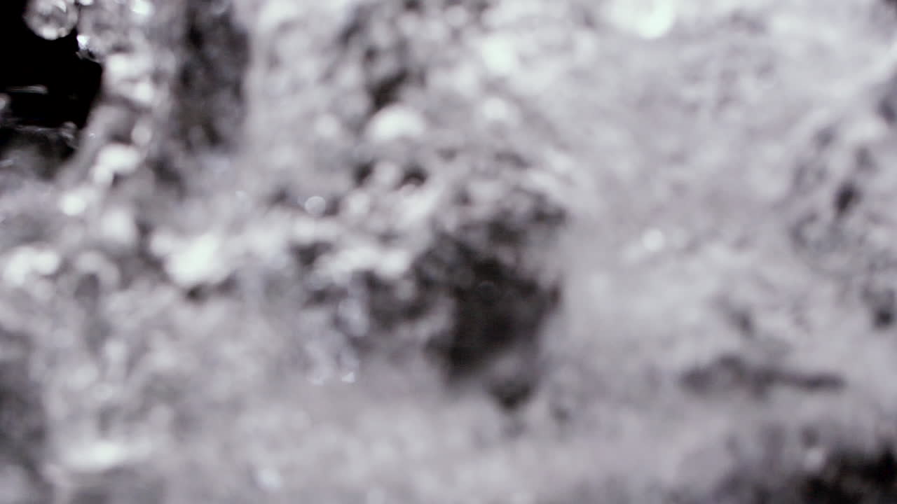 agua vertiendo en cámara lenta con salpicaduras de líquido en luma