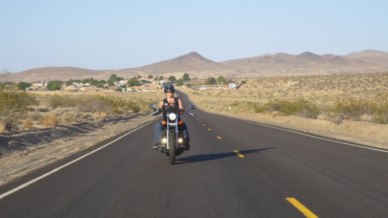 Motociclista donna con cane