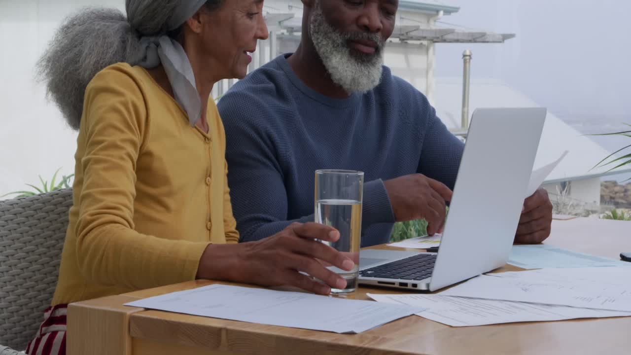 Ouder paar dat laptop met behulp van