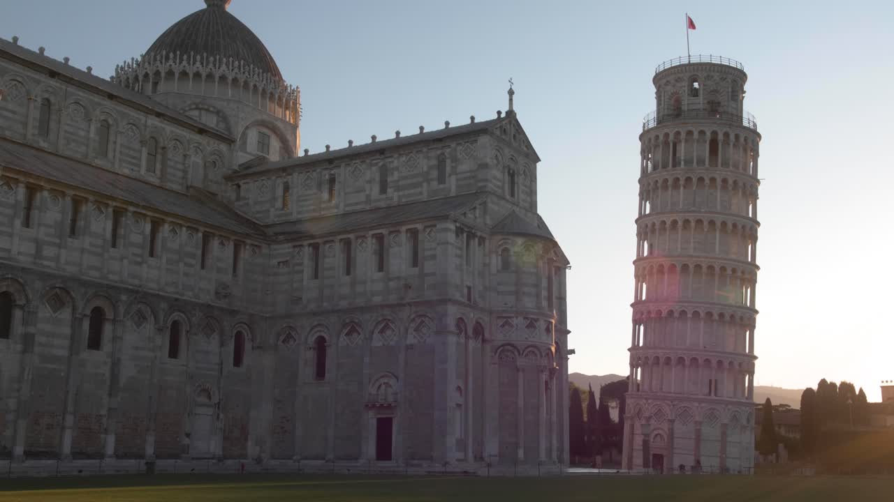 toma total establecida de la torre inclinada de pisa con movimiento de muñecas por la mañana, hora dorada, toscana con llamarada solar y cielo azul claro hecho con una fi