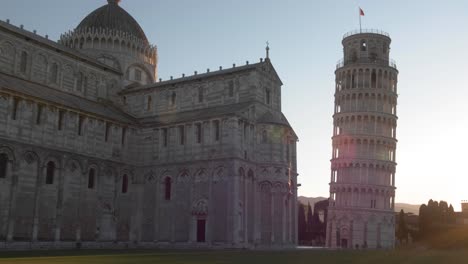 Gesamtaufnahme-Des-Schiefen-Turms-Von-Pisa-Mit-Dolly-Bewegung-Am-Morgen,-Goldene-Stunde,-Toskana-Mit-Sonneneruption-Und-Blauer,-Klarer-Himmel-Mit-Einem-Fi