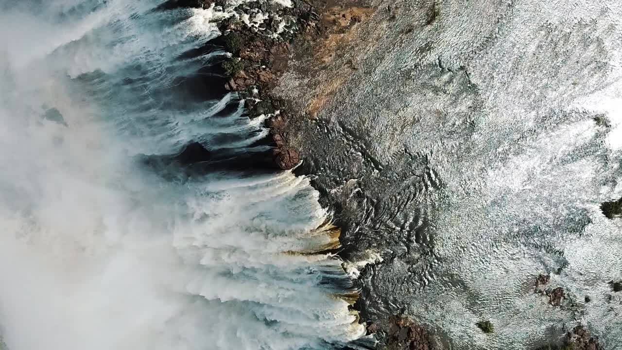 vista aérea vertical de las cataratas victoria, shungu namutitima en la frontera de zimbabue y zambia en áfrica
