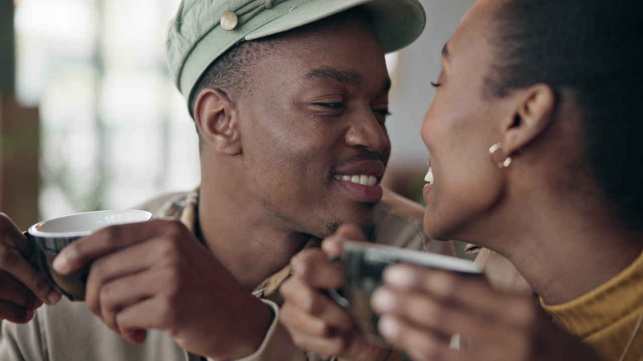 커플, 커피와 레스토랑에서 키스와 함께 행복