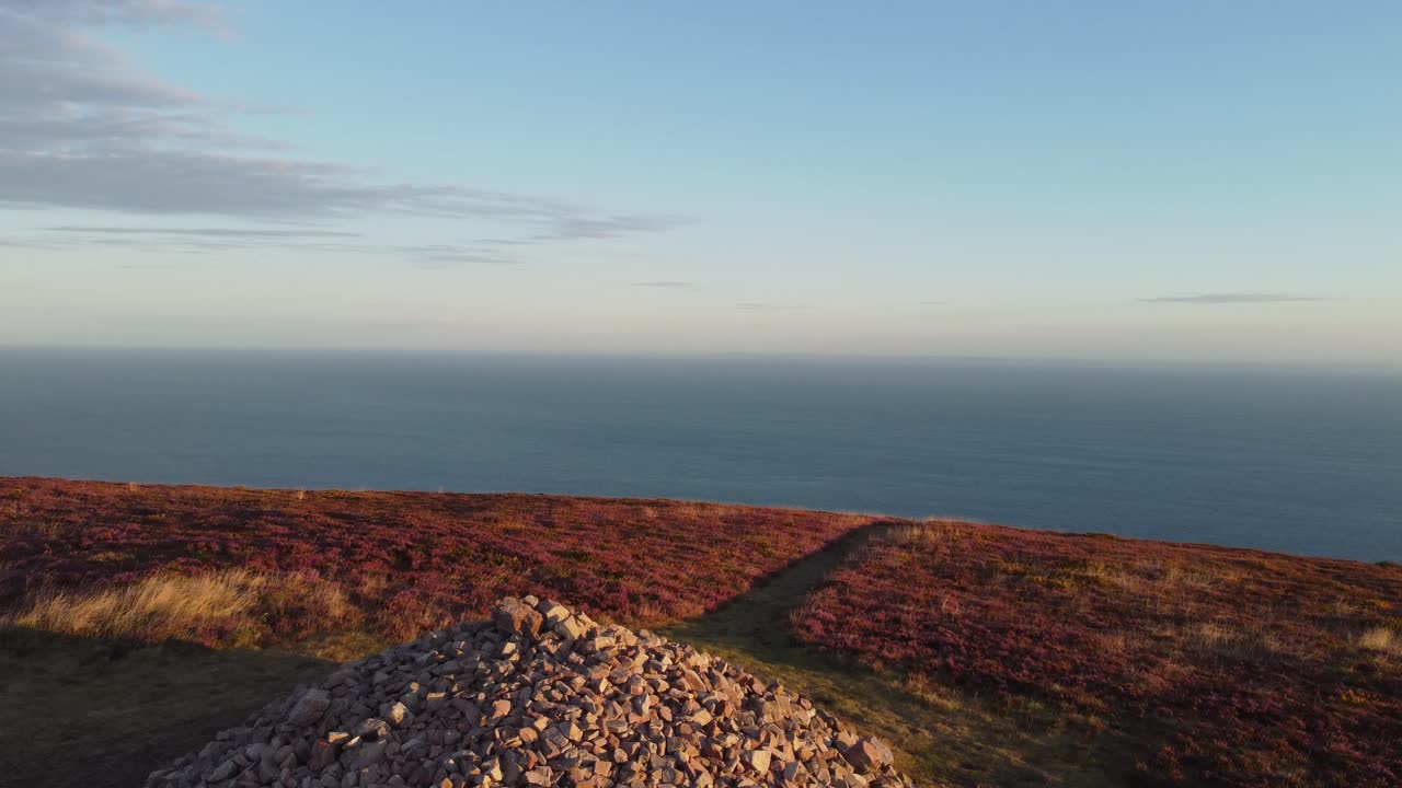 Droneoptagelse af stendysse og hav med Wales i det fjerne ved Holdstone Down, Exmoor, Devon, Storbritannien 4K