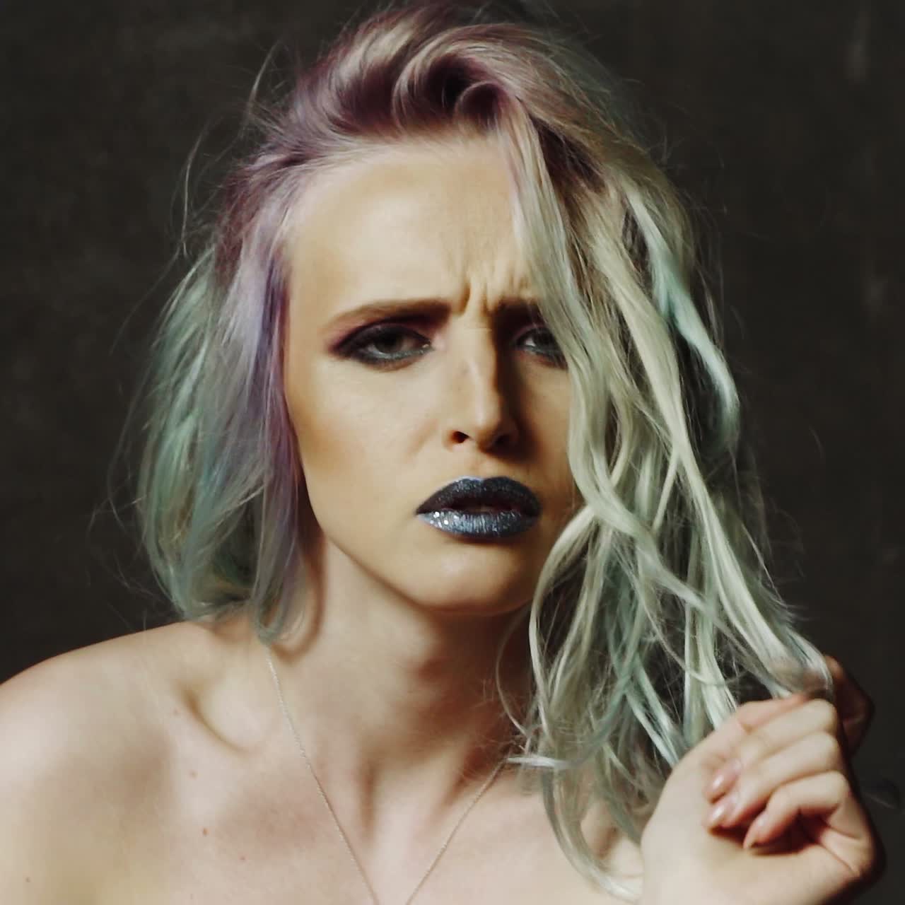 una chica hermosa con cabello de color.