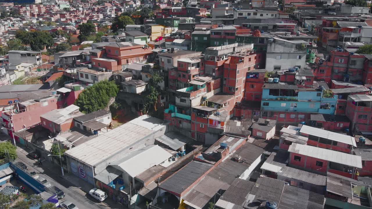 imagen del paisaje aéreo - volando sobre los barrios marginales en el distrito de capão redondo, ciudad de são paulo en brasil