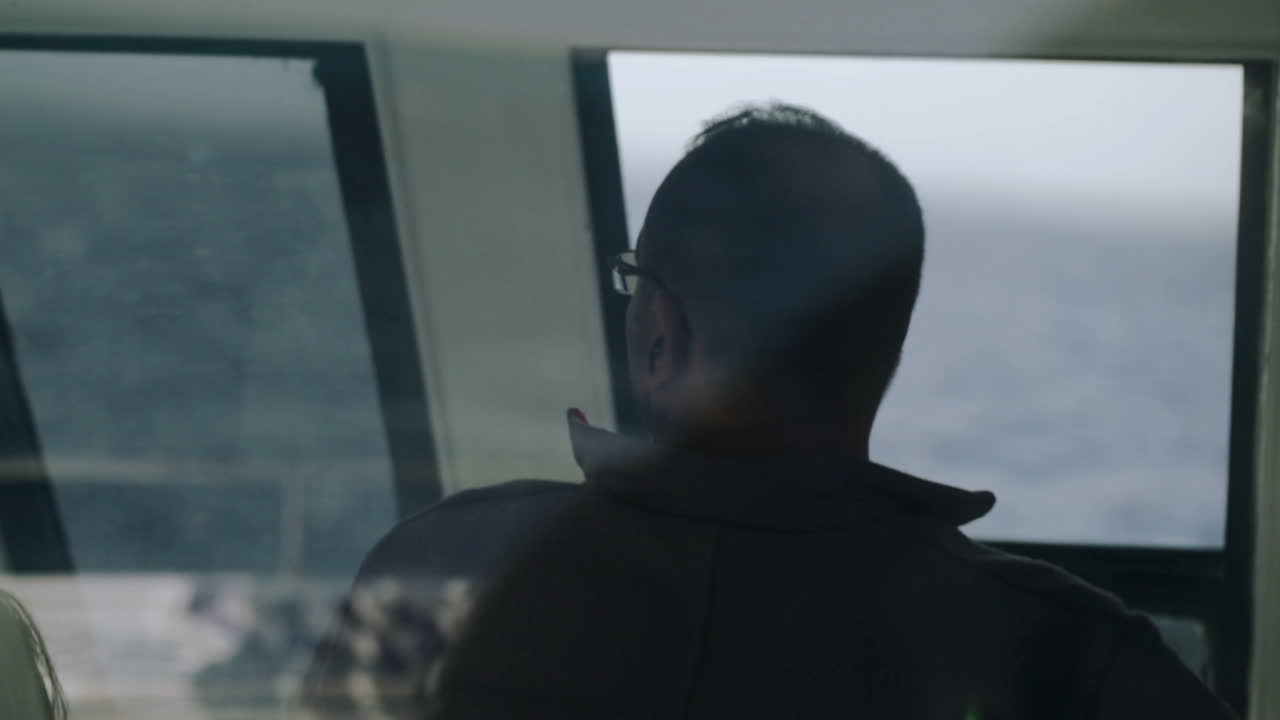 요트를 운전하는 남자