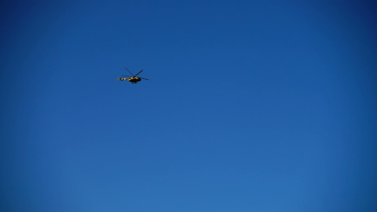 Helikopteren på himlen. Slowmotion
