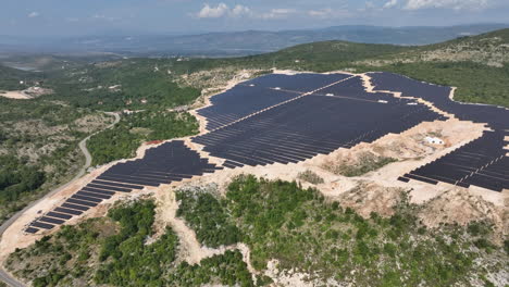 Sonnenkollektoren-Erzeugen-Nachhaltige-Grüne-Energie-Aus-Sonne