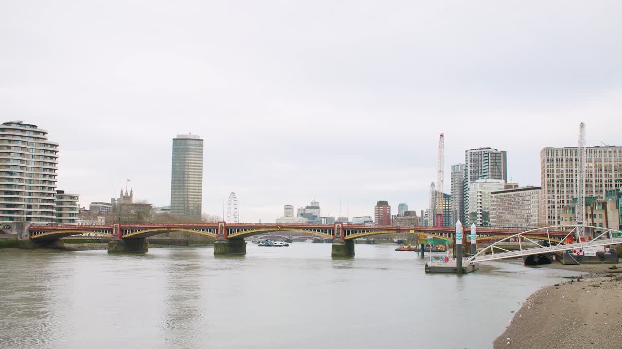 테임즈 강 (thames river) 은 9 엘름스 (nine elms) 에서 런던 중앙까지 동쪽을 바라보고 있습니다.