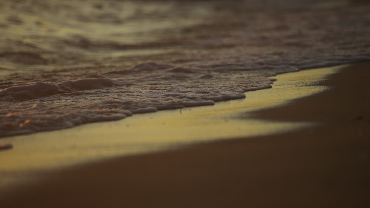 해가 지는 해변의 파도