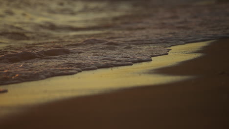 las olas de la playa al atardecer