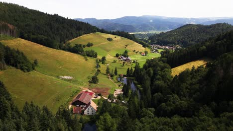 Luftaufnahmen:-Fangen-Sie-Die-Essenz-Des-Ländlichen-Deutschlands-Mit-Atemberaubenden-Drohnenaufnahmen-Ein,-Die-Den-Zeitlosen-Charme-Des-Bergigen-Geländes,-Der-Grünen-Wälder-Und-Der-Idyllischen-Dörfer-Auf-Dem-Land-Hervorheben