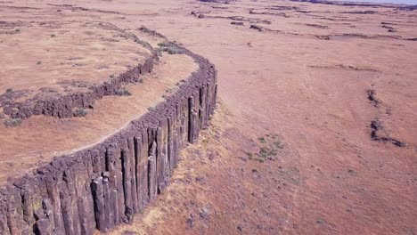 las inundaciones de la edad de hielo arrastraron el acantilado de la columna vertical de basalto isla en wa