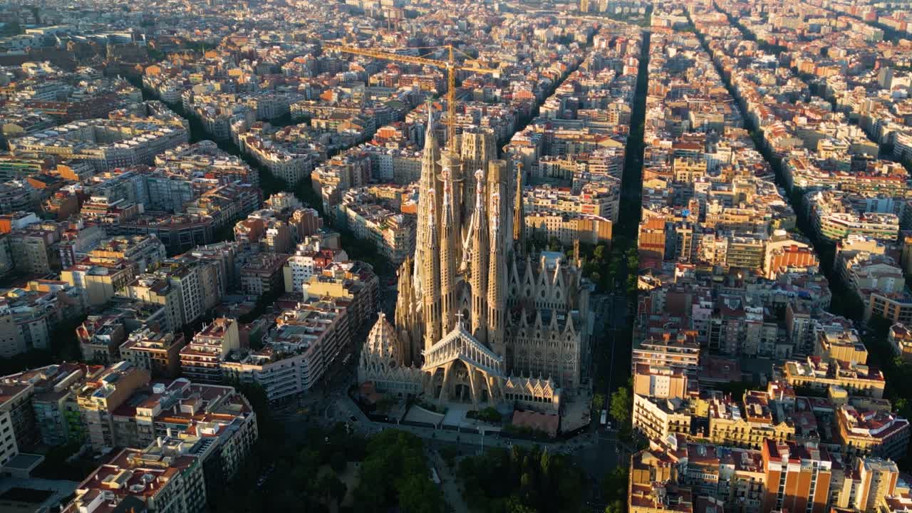 바르셀로나 (barselona) - 일몰 시의 유명한 사그라다 파밀리아 성당 (basilica sagrada familia) 이 있는 도시.