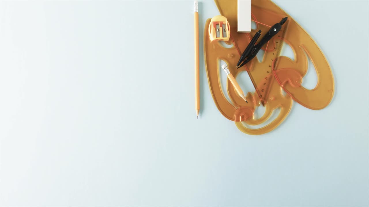 백색 배경 에 복사 공간 이 있는 나침반, 연필, 날카롭기기, 지우기,  ⁇ 자