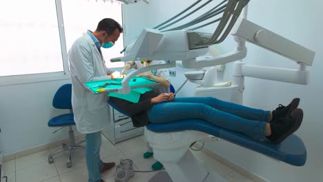 mujer quitando un diente en el dentista